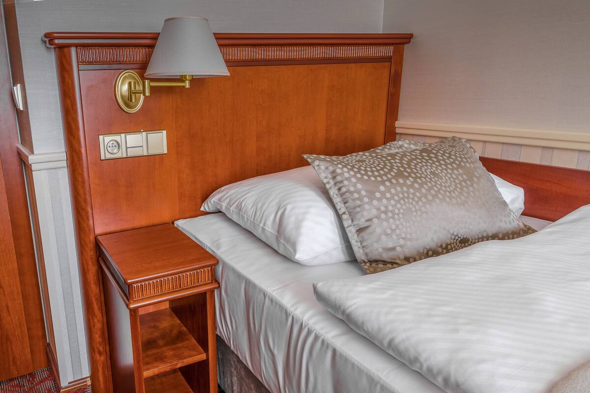 Single Room | Hypo-allergenic bedding available, in-room safe, desk, blackout drapes