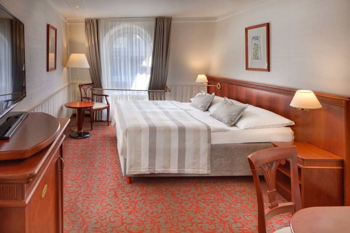 Hypo-allergenic bedding available, in-room safe, desk, blackout drapes