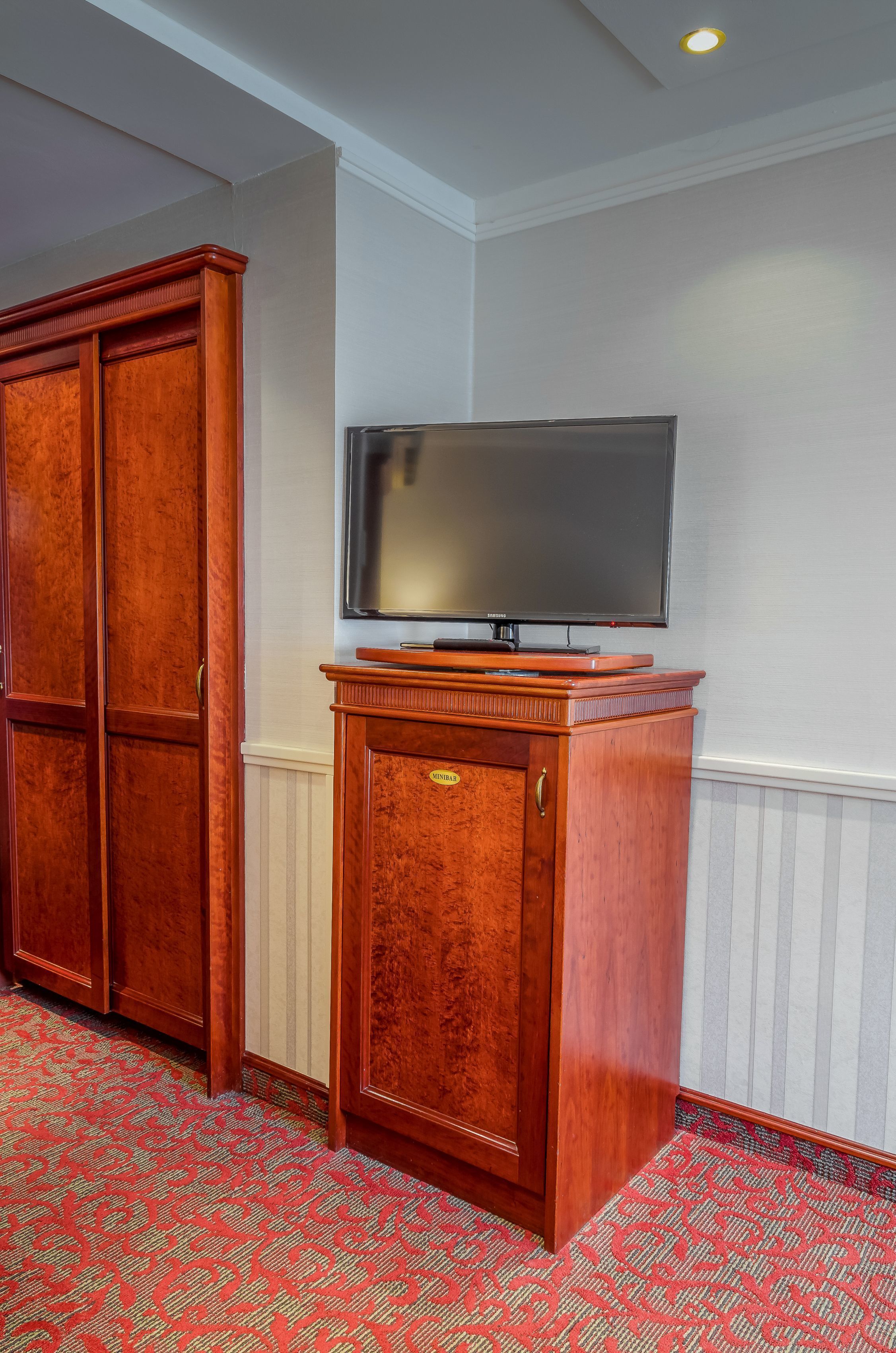 hypo-allergenic bedding, in-room safe, desk, blackout curtains