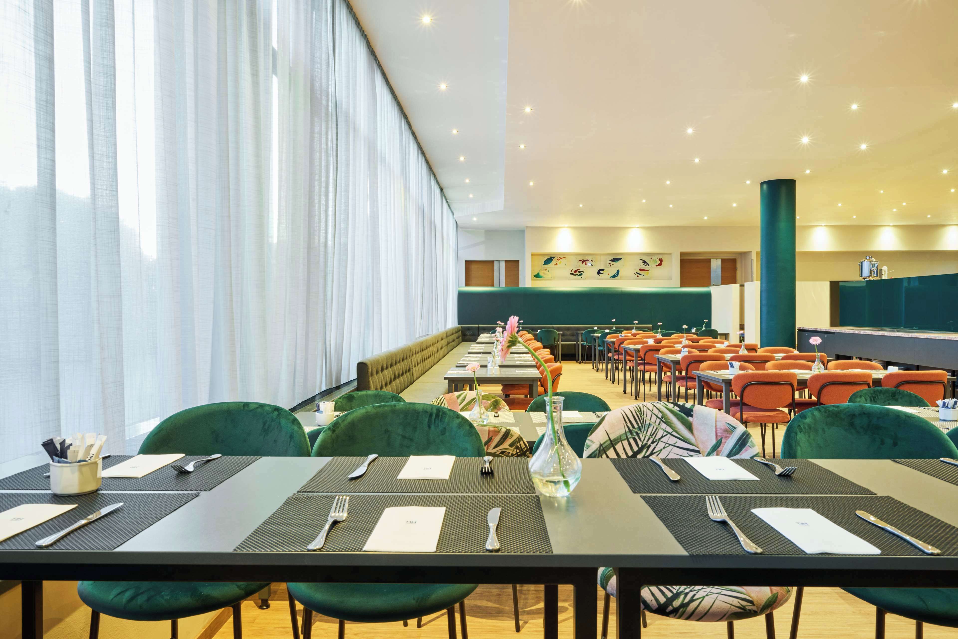 breakfast and dinner served, international cuisine