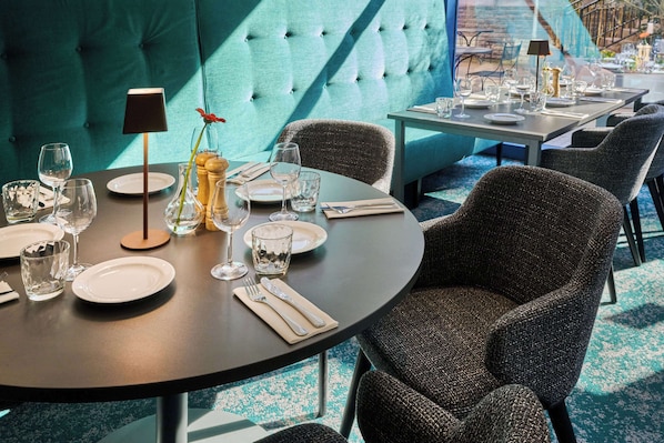 Breakfast and dinner served, international cuisine