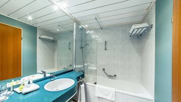 Un baño moderno con dos lavamanos, un espejo grande, una ducha con mampara de vidrio y una bañera.