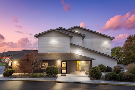 Exterior. Super 8 by Wyndham New Stanton