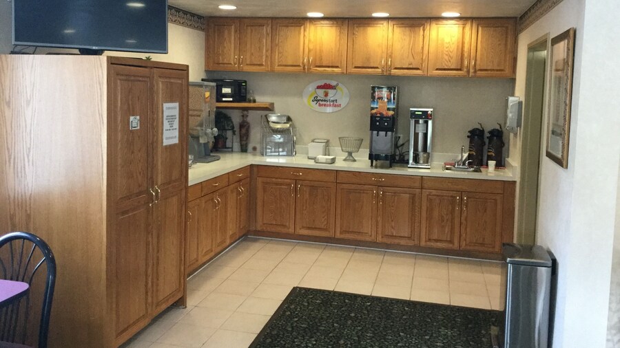 Super 8 by Wyndham New Stanton