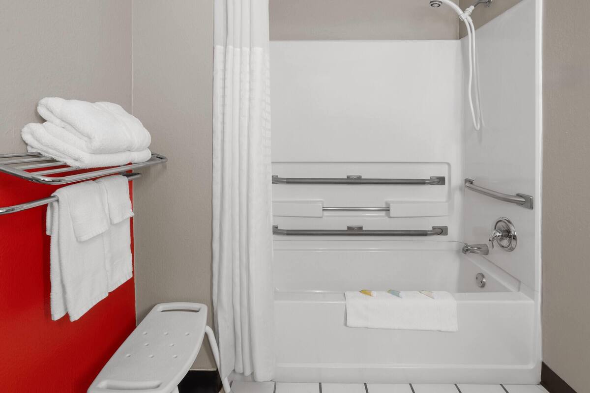 Standard Room, 1 Queen Bed, Accessible | Accessible bathroom