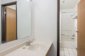 Ensemble douche/baignoire, articles de toilette gratuits, sèche-cheveux