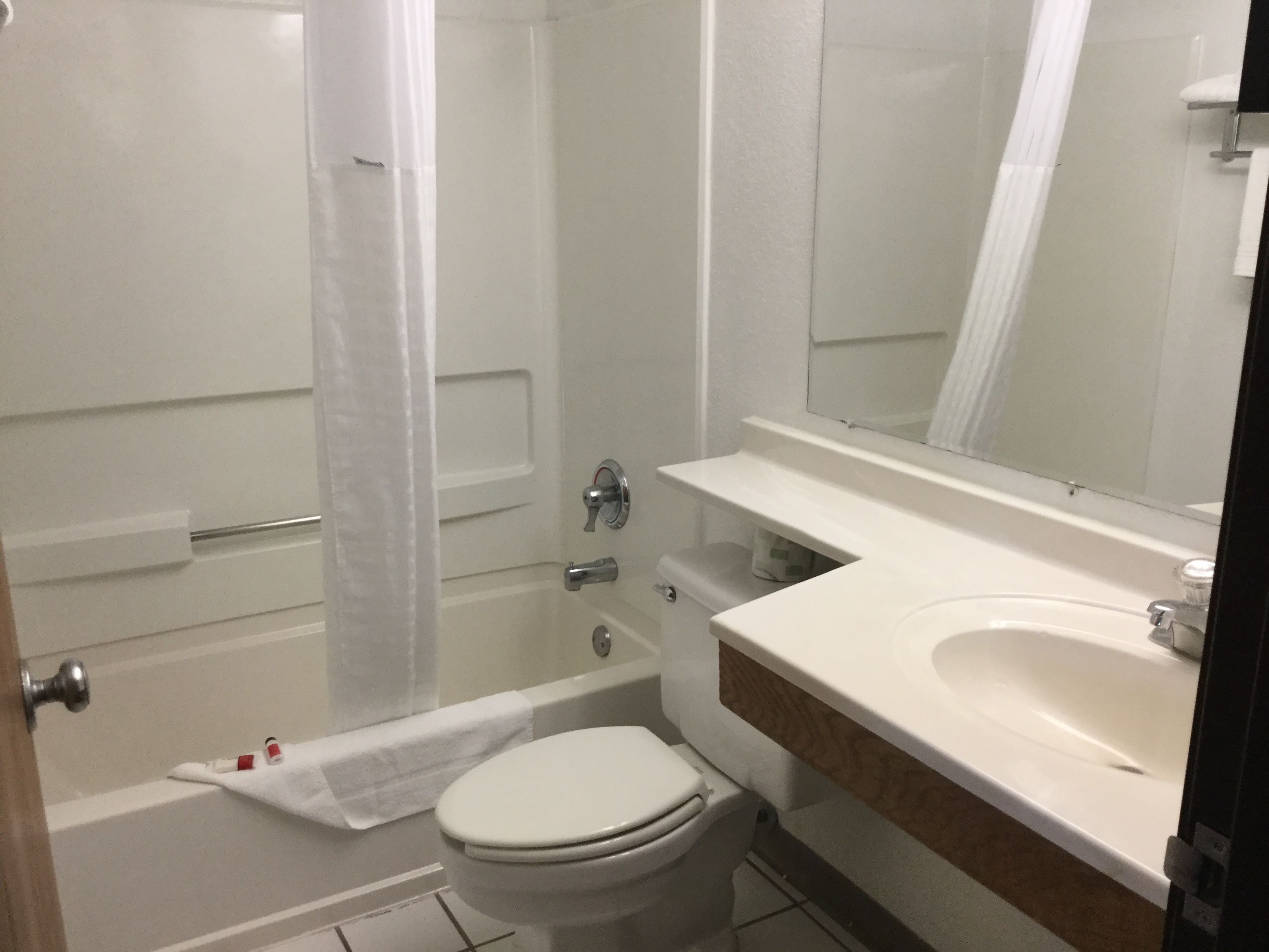 Um banheiro com banheira, vaso sanitário e pia.