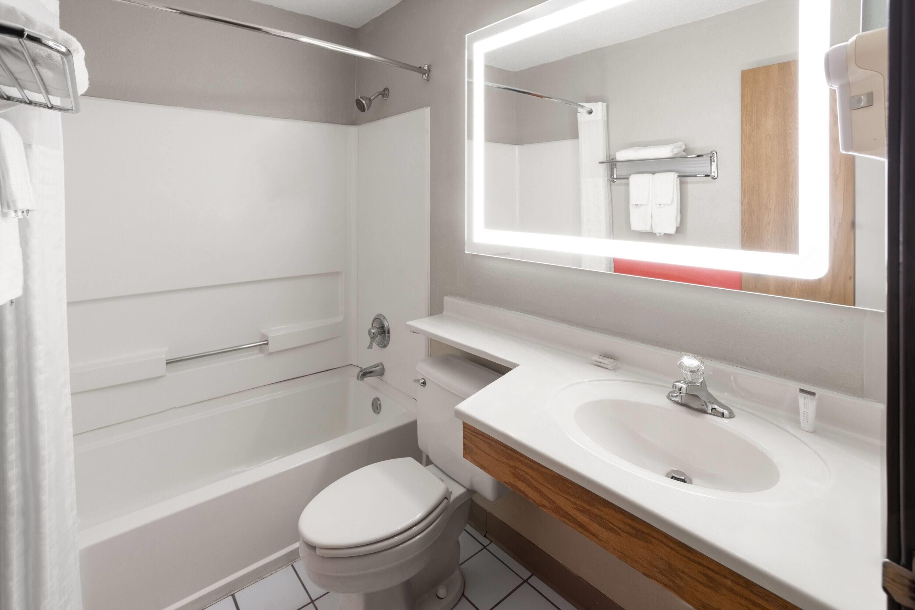 Combined shower/bathtub, free toiletries, hair dryer, towels