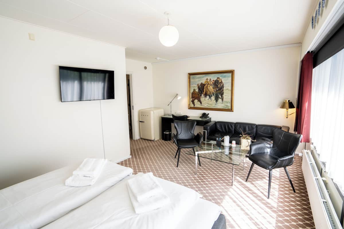 Superior Double Room | 1 bedroom, pillow-top beds, desk, blackout curtains