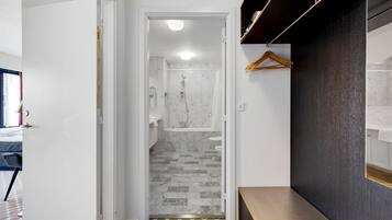 Superior Double Room | Tilam berlapik, meja, langsir/tirai gelap terus