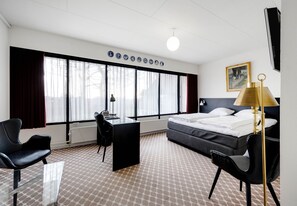 Superior Double Room | Pillow-top beds, desk, blackout curtains, iron/ironing board