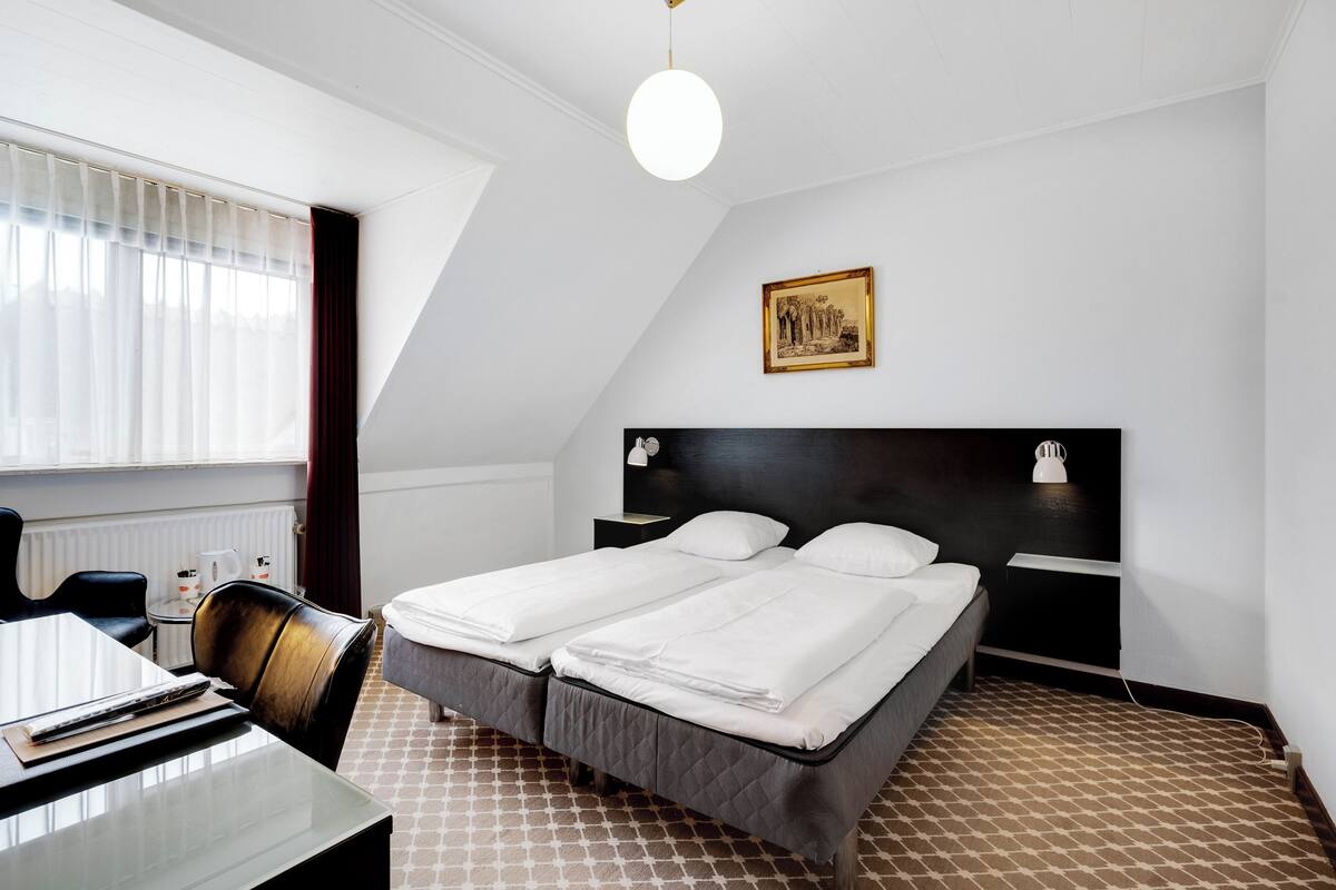 standard double room | 1 bedroom, pillow-top beds, desk, blackout curtains