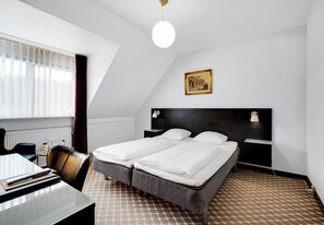 Standard Double Room | Pillow-top beds, desk, blackout curtains, iron/ironing board - Hotel Kryb I Ly Kro (Fredericia)