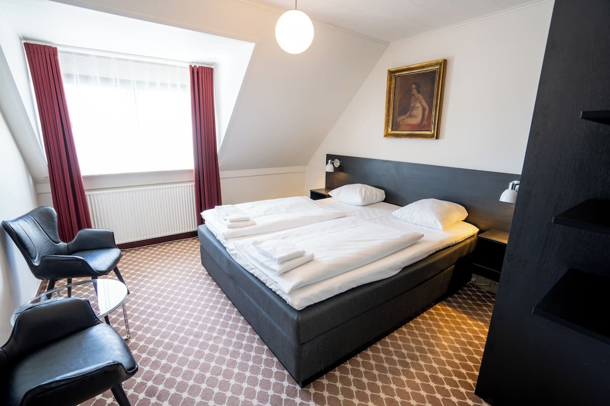 Business Room | 1 bedroom, pillow-top beds, desk, blackout curtains