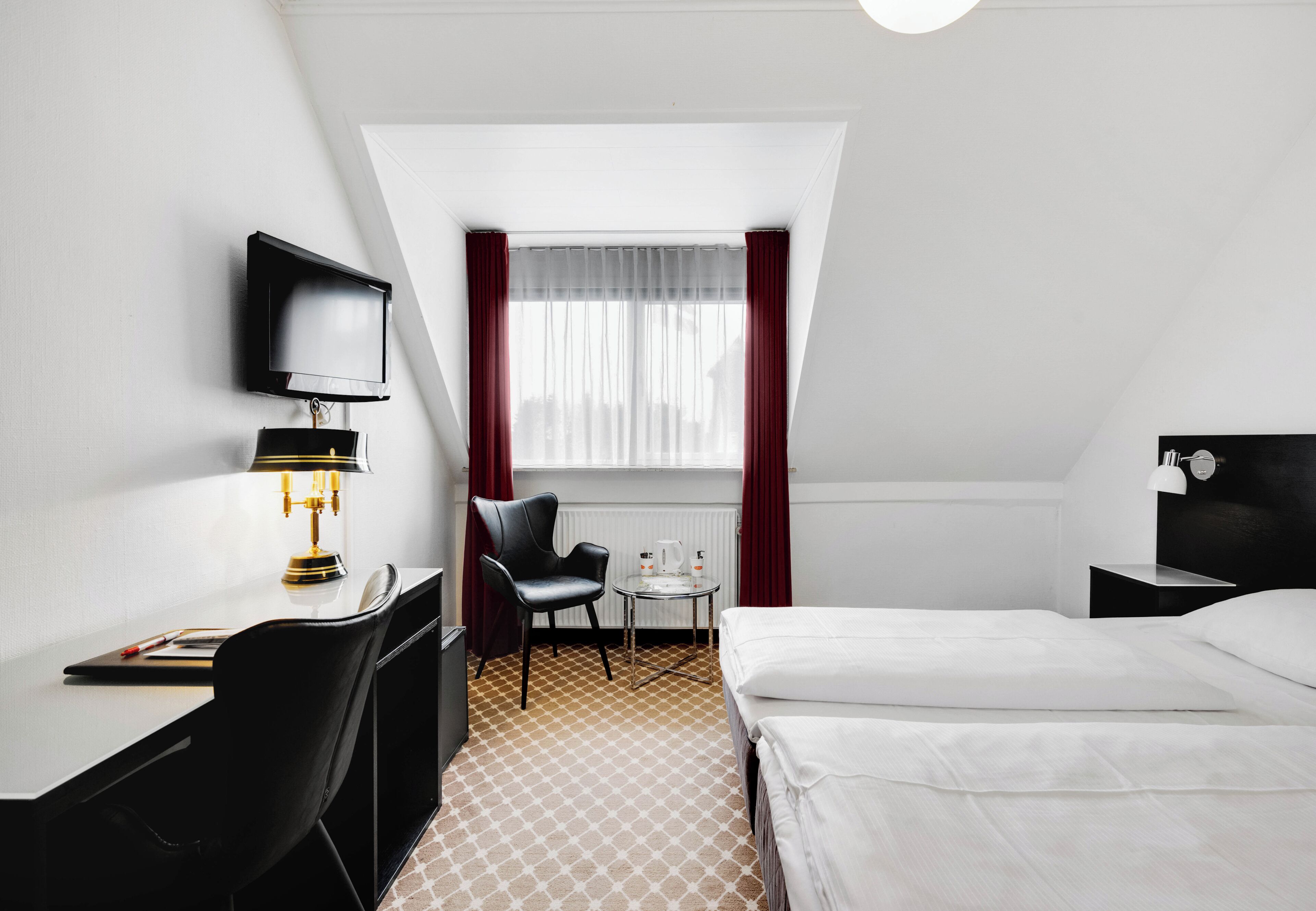 Dobbeltrom – standard | Senger med overmadrass, skrivebord og blendingsgardiner