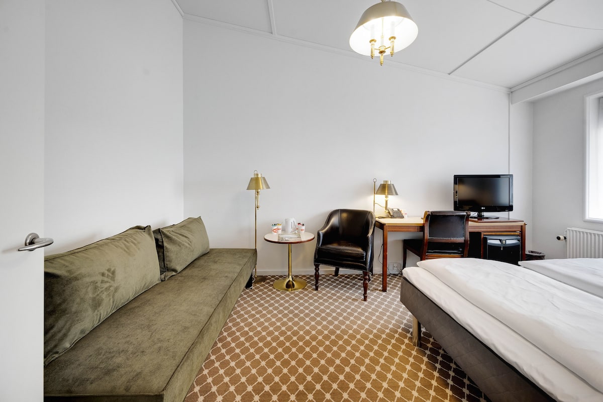 Luxury Double Room | 1 bedroom, pillow-top beds, desk, blackout curtains