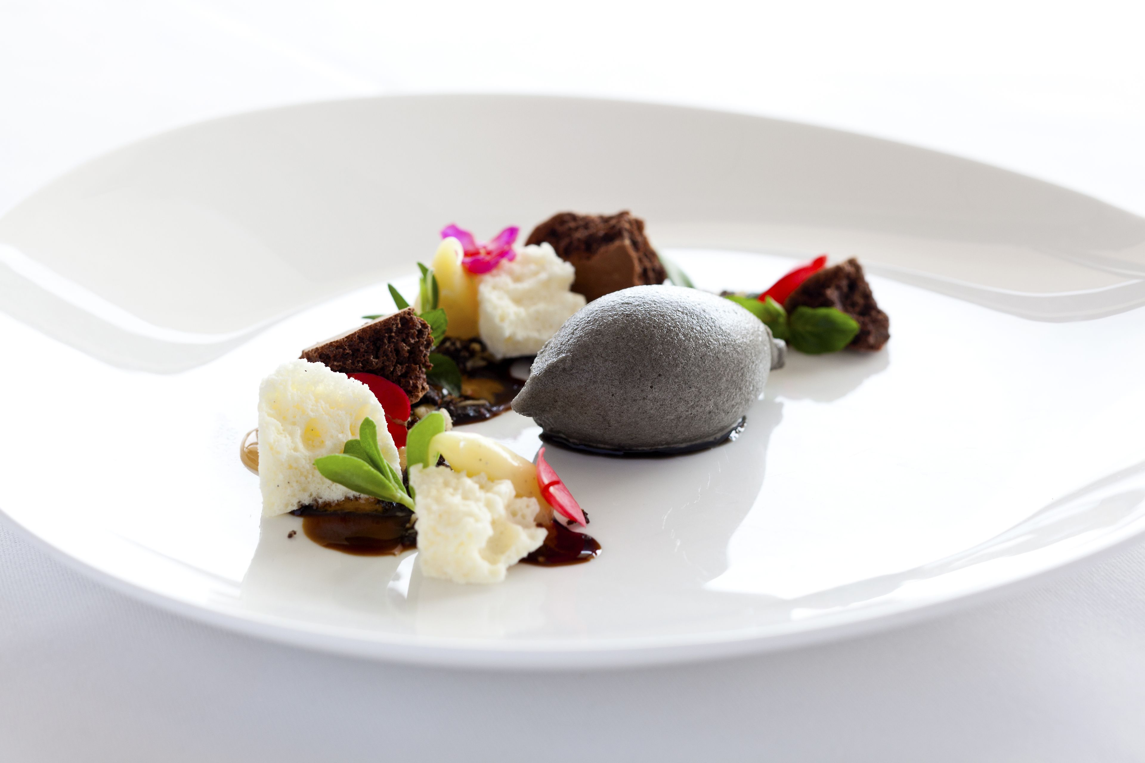 Un plato blanco con diversos alimentos y adornos.