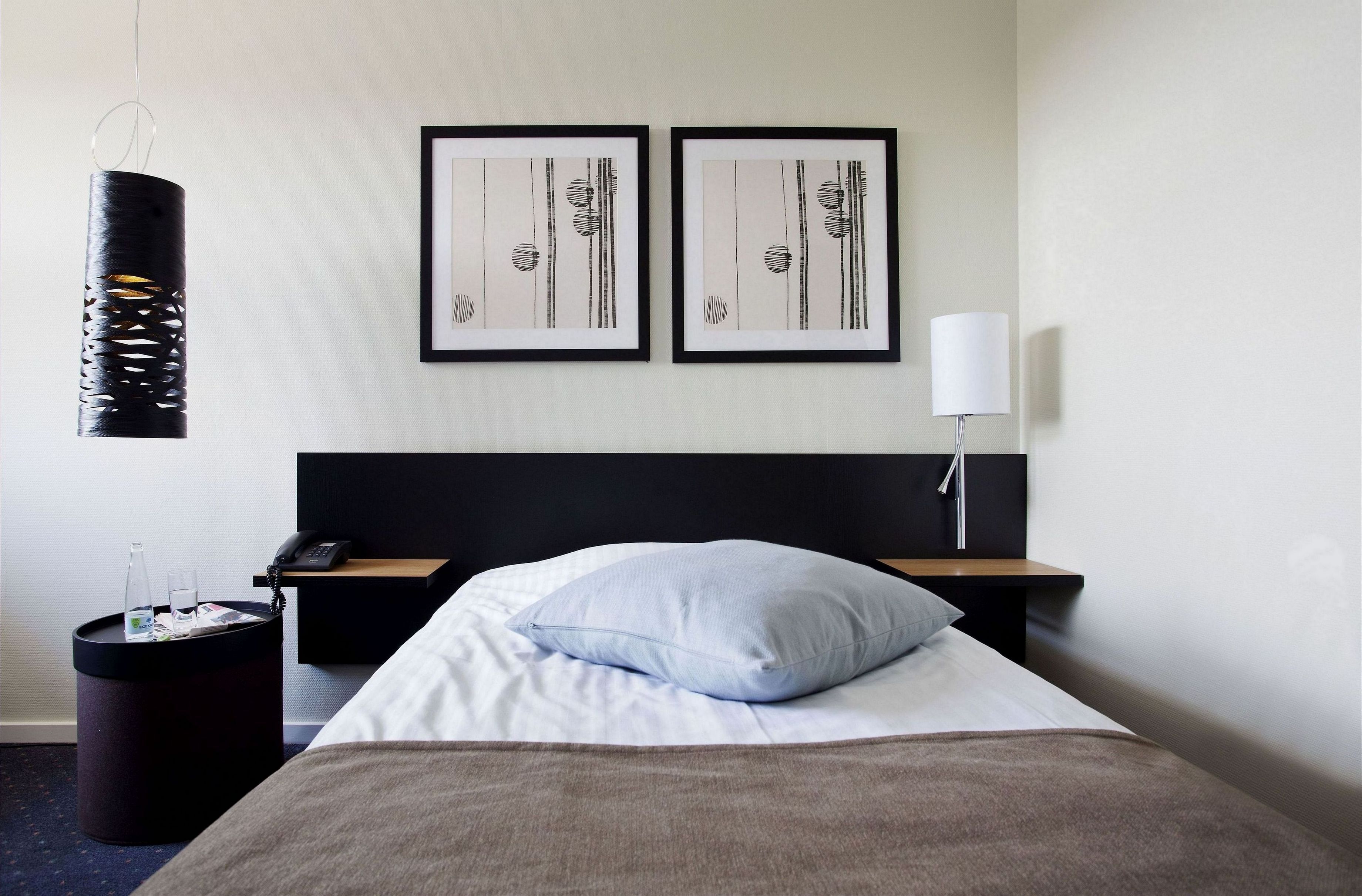 Comfort eenpersoonskamer | Donzen dekbedden, een bureau, verduisterende gordijnen