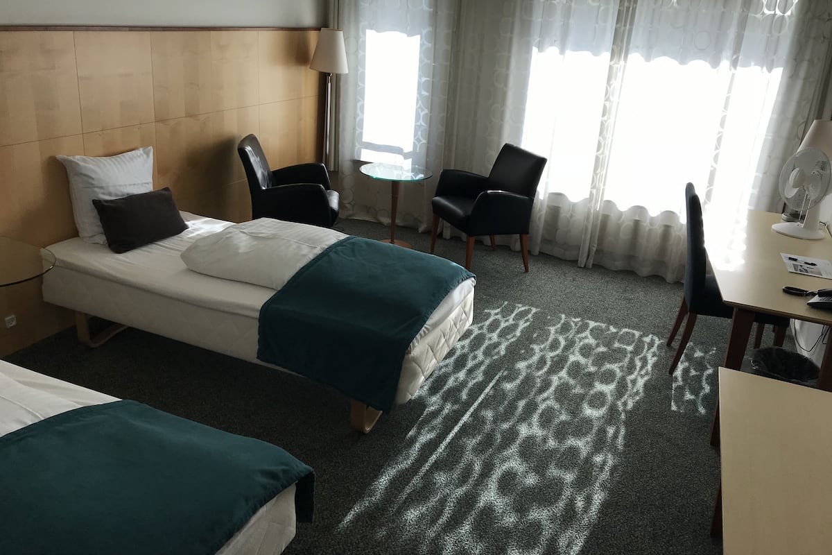 Nordic Room, 2 single beds | Duntäcken, skrivbord, mörkläggningsgardiner och strykjärn/strykbräda