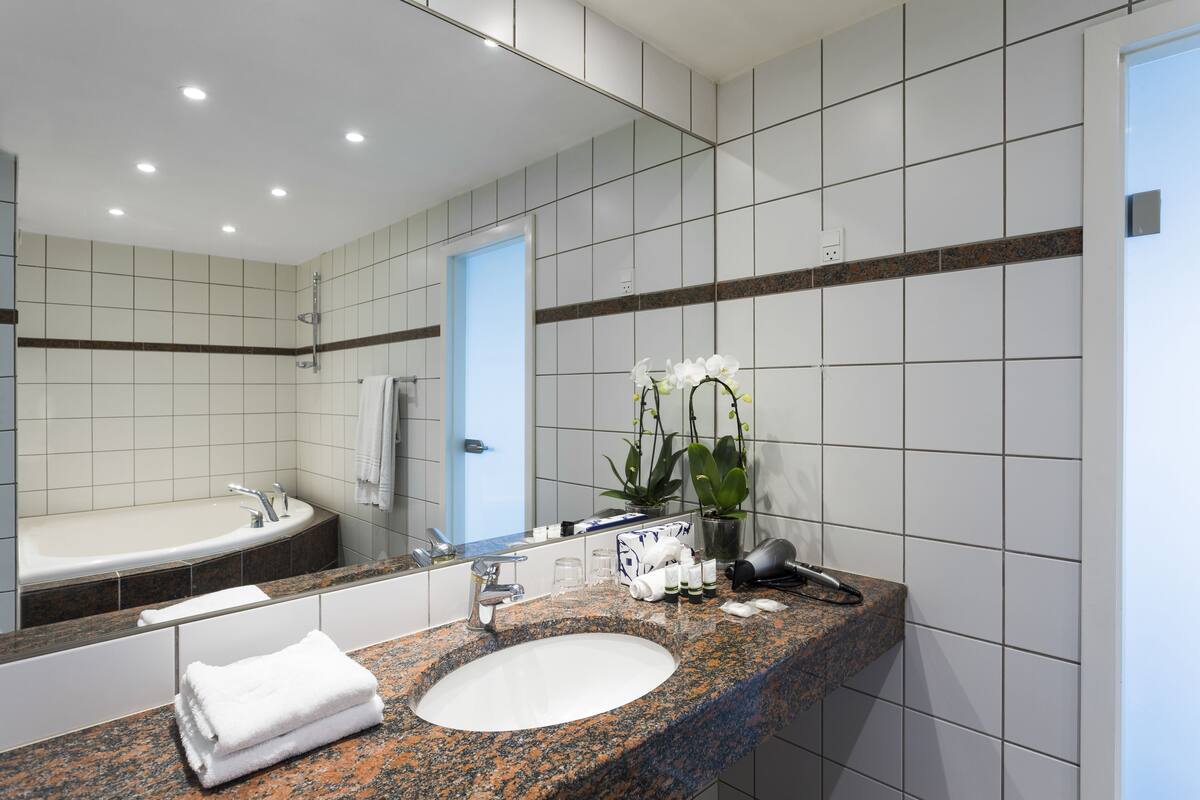 suite | bathroom | shower, eco-friendly toiletries, hair dryer, towels