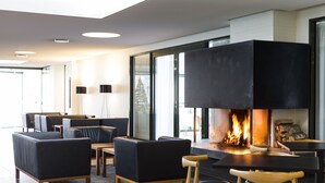 Lobby-lounge