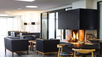 Serves lunch and dinner