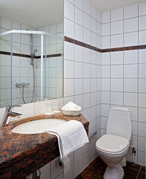Standard-Zweibettzimmer | Badezimmer | Dusche, umweltfreundliche Kosmetikartikel, Haartrockner, Handtücher