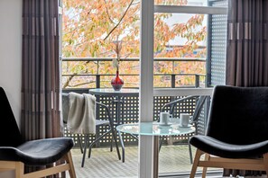 Junior Suite, 1 King Bed, Non Smoking, Jetted Tub (Living Room) | 1 bedroom, desk, laptop workspace, cribs/infant beds