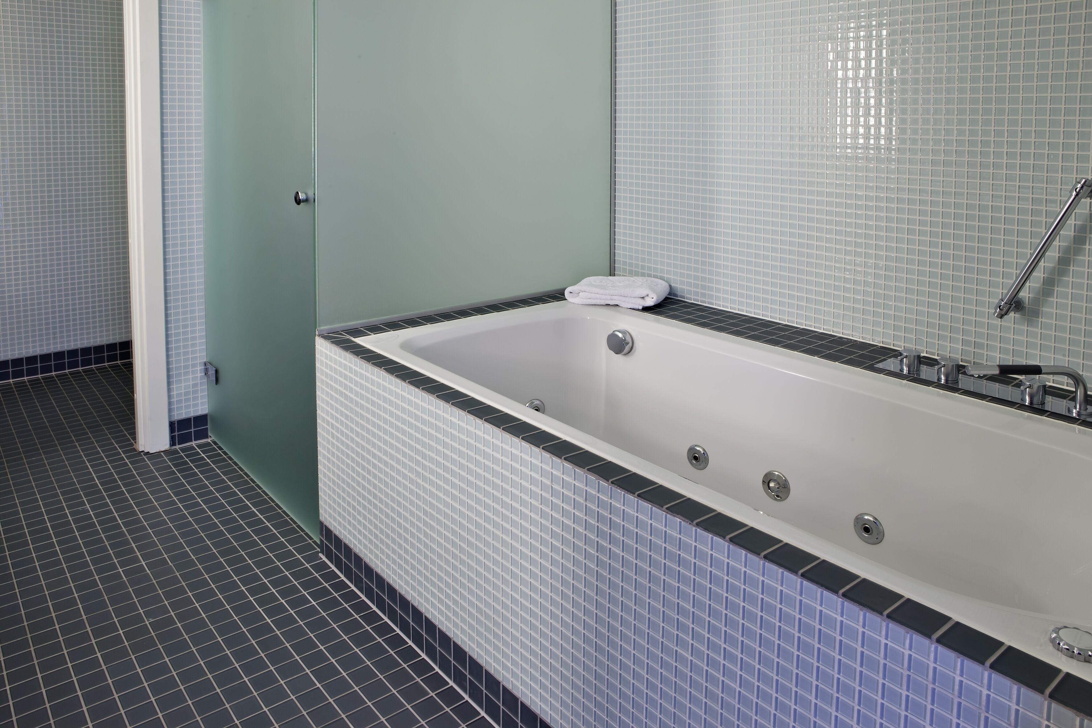 junior suite, 1 king bed, non smoking, jetted tub (living room) | deep-soaking bathtub