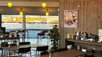 Der serveres aftensmad og skandinaviske retter