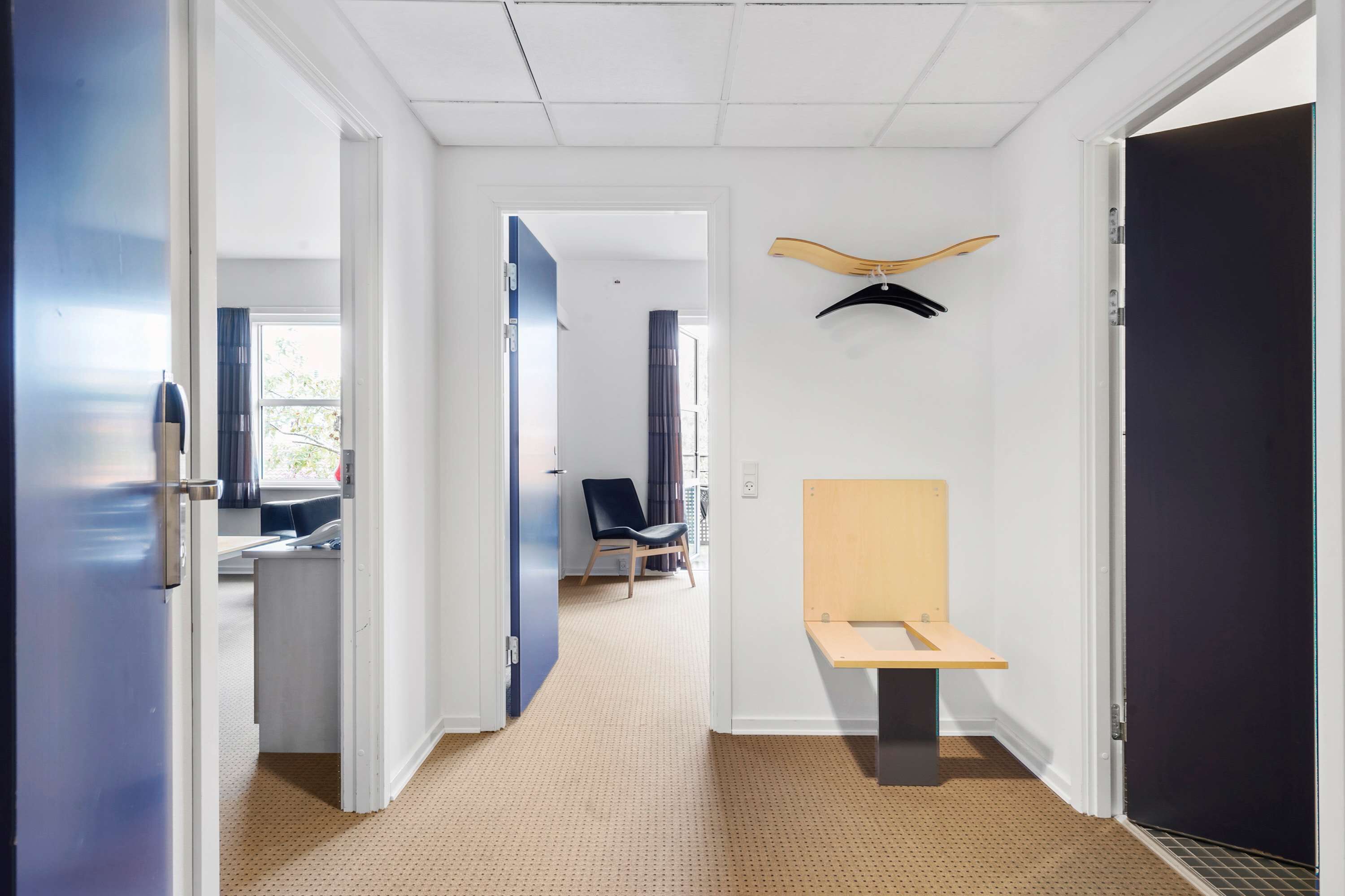 junior suite, 1 king bed, non smoking, jetted tub (living room) | 1 bedroom, desk, laptop workspace, cots/infant beds