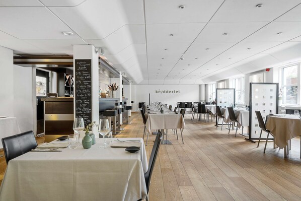 Se sirven cenas y cocina escandinava