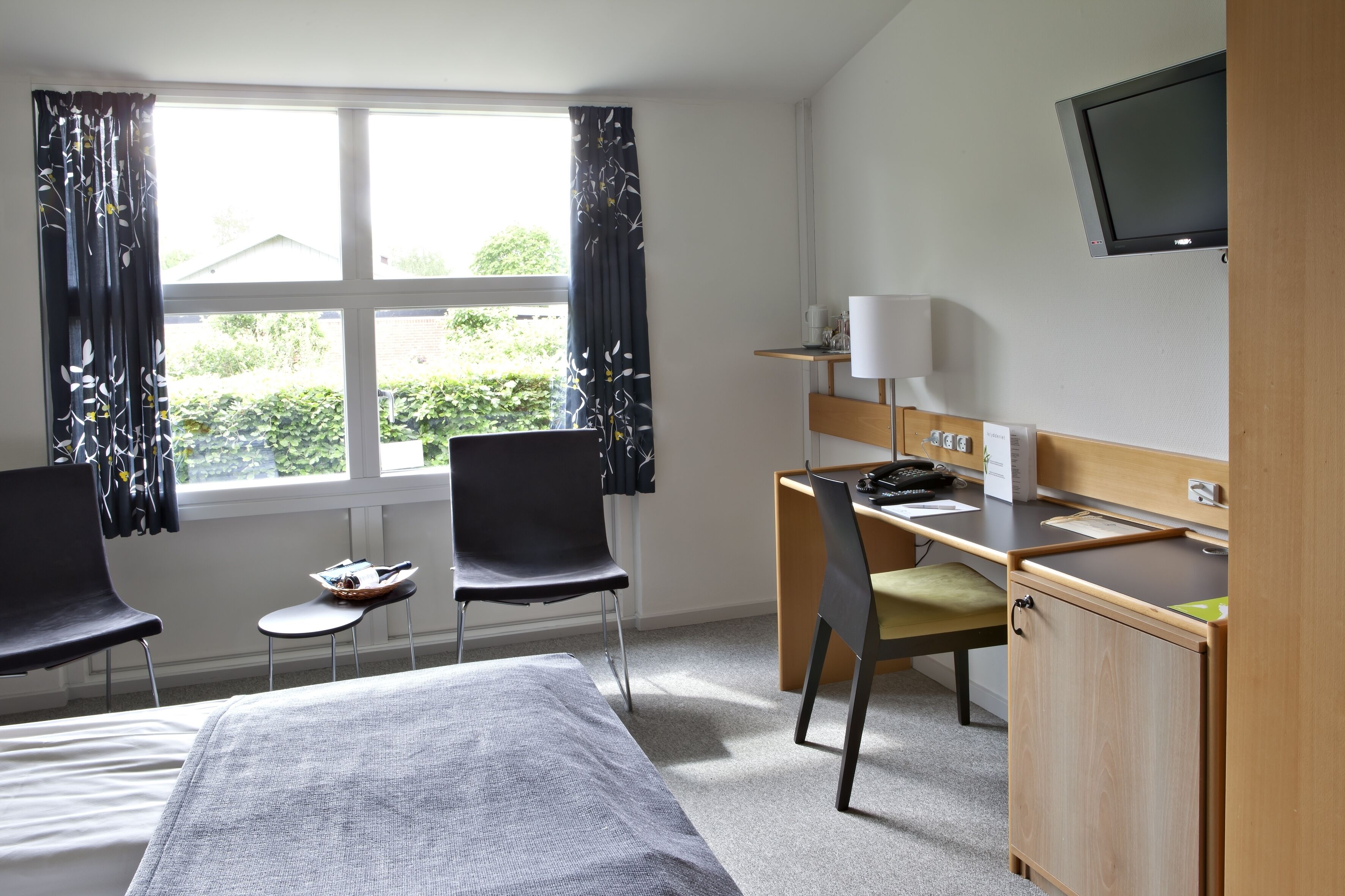 standard room, 1 double bed, non smoking (walk-in shower) | living area | 32-inch tv with satellite channels