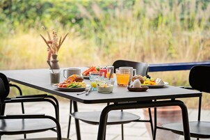 Café da manhã com buffet grátis todos os dias