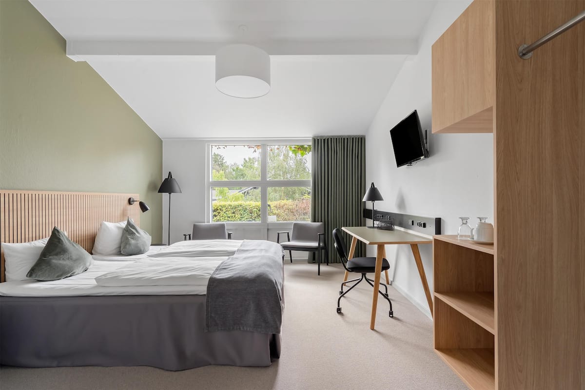 Desk, laptop workspace, cribs (surcharge), WiFi (free)