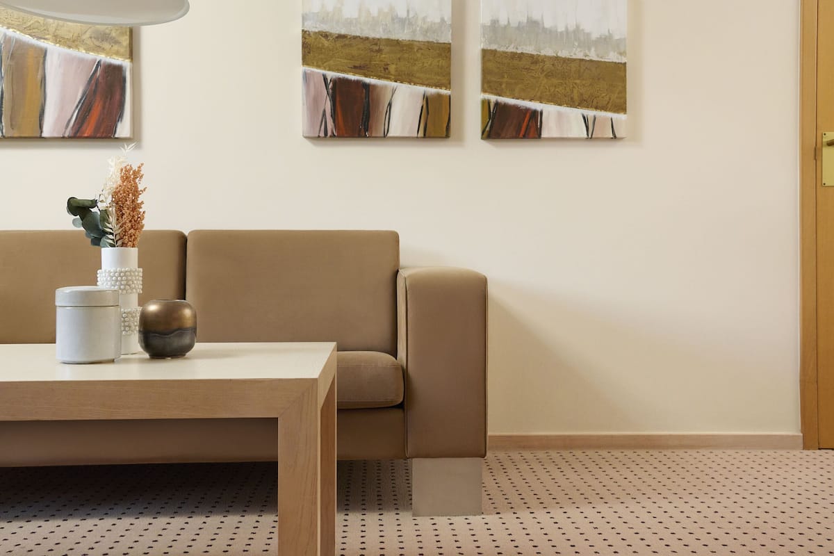 deluxe room (tree-top) | living area | flat-screen tv