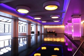 Piscine intérieure, accès possible de 6 h à 21 h 30, chaises longues