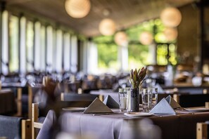 3 restaurants, serveren ontbijt, lunch, diner, internationale gerechten