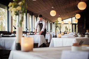 3 restaurants, servant le déjeuner et le dîner; cuisine internationale