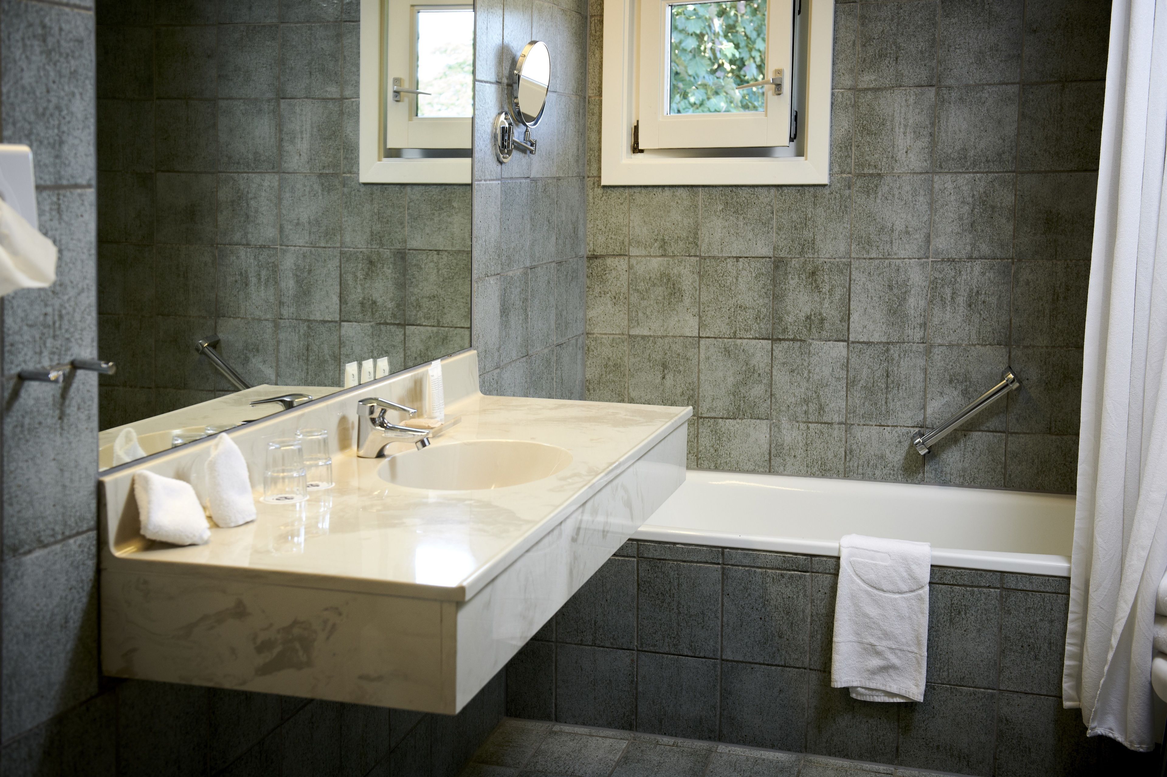 deluxe room (tree-top) | bathroom | shower, free toiletries, hair dryer, towels