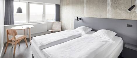 Chambre Double Standard, 1 grand lit | Espace de travail pour ordinateur portable, fer et planche à repasser