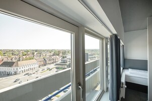 Espacio para trabajar con un portátil y tabla de planchar con plancha