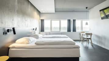 Family Room | Hypo-allergenic bedding, desk, iron/ironing board, cribs/infant beds