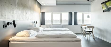 Habitación familiar, no fumadores | Espacio para trabajar con un portátil y tabla de planchar con plancha