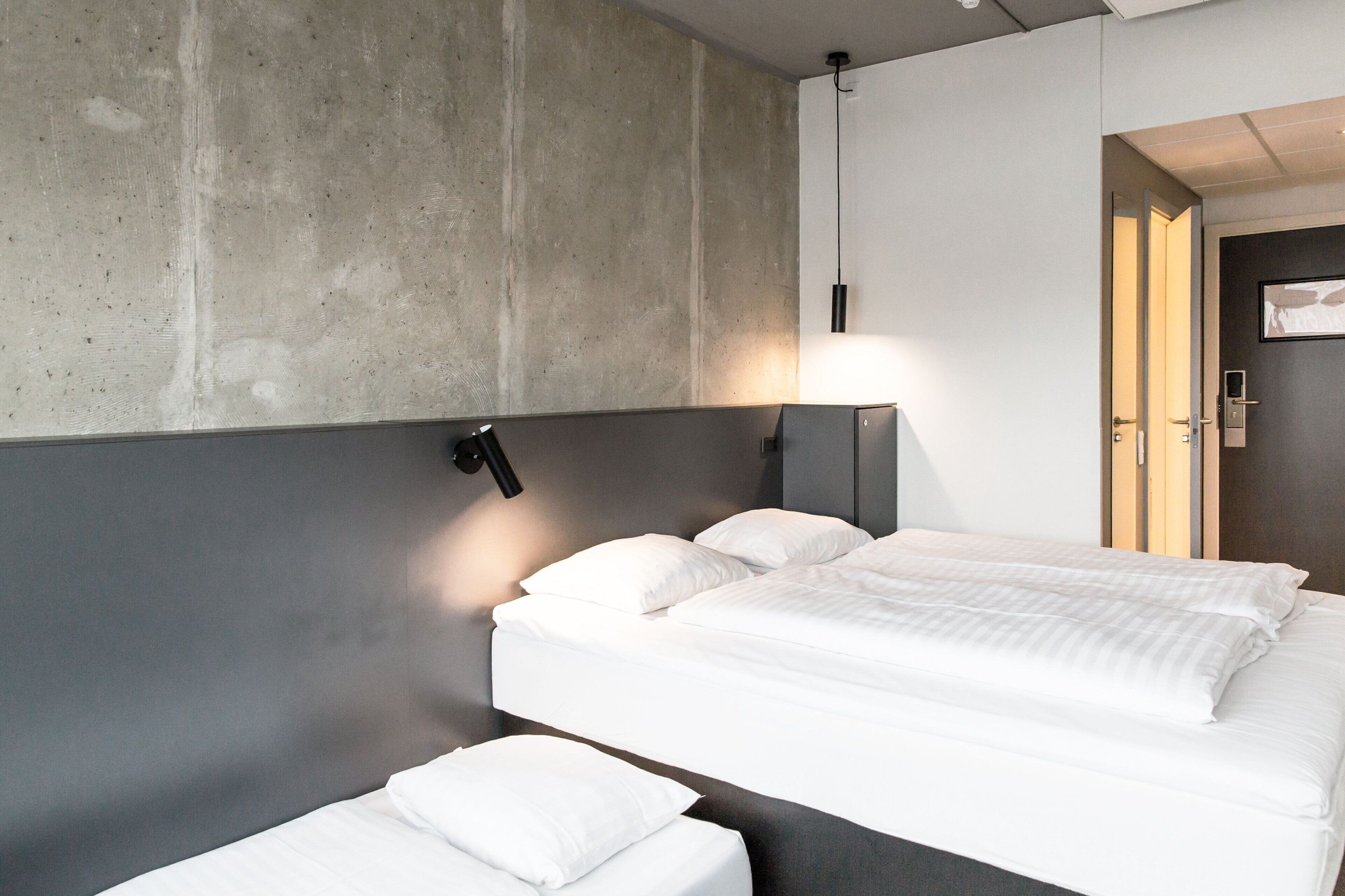 hypo-allergenic bedding, desk, iron/ironing board, cots/infant beds