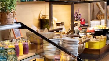 Desayuno buffet diario (EUR 18 por persona)