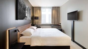 Habitación estándar | Caja de seguridad en la habitación, escritorio y cortinas blackout