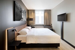 Standaard kamer | Een kluis op de kamer, een bureau, een laptopwerkplek