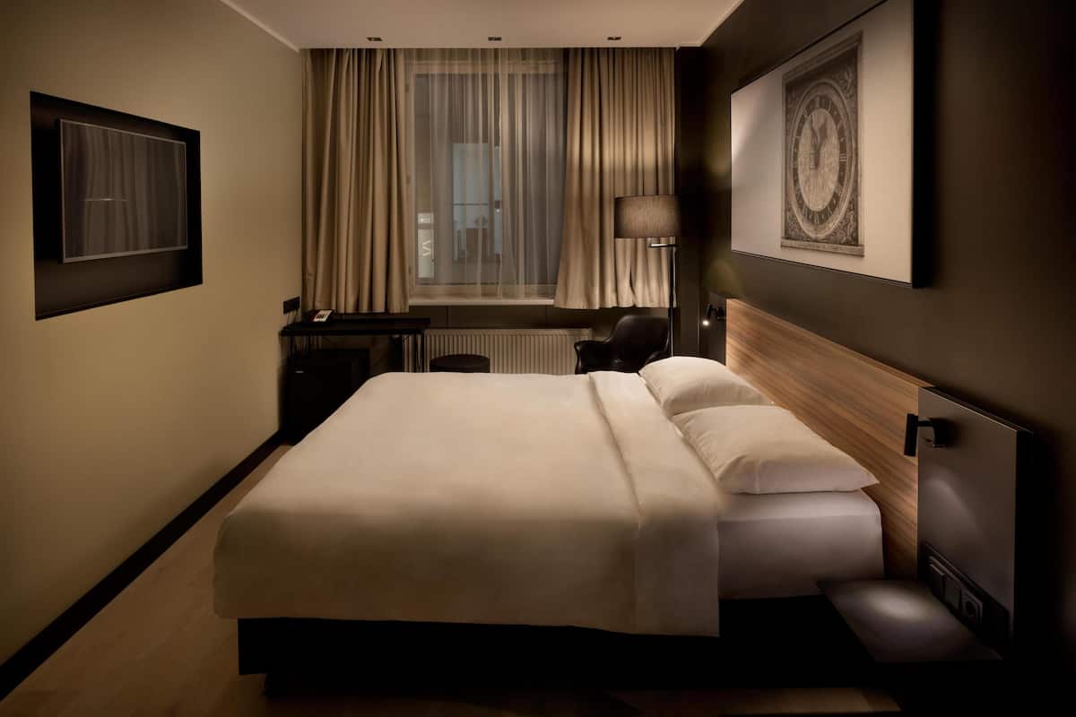 Standard Room | In-room safe, desk, laptop workspace, blackout drapes