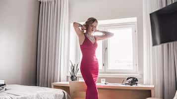 Habitación individual Confort | Ropa de cama hipoalergénica, escritorio y tabla de planchar con plancha